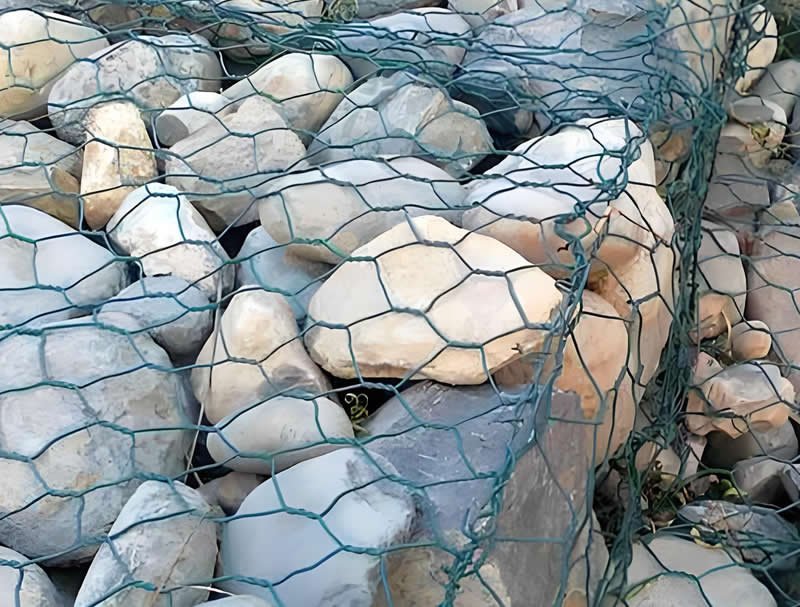 PVC Gabion Retaining Structure 80mm x 100mm mesh, 3.0mm wire, used for soil-retaining walls.